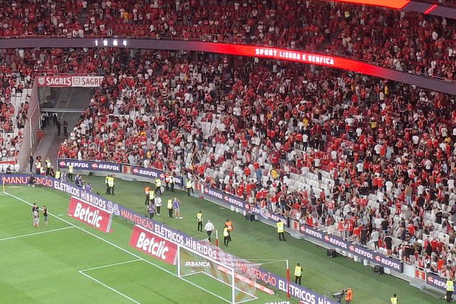 Incidentes graves no intervalo do jogo entre Benfica e Casa Pia