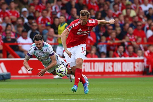 Jota Silva vê do banco empate do Nottingham Forest frente ao Bournemouth