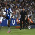 Samu está a controlar a bola durante o jogo com o Vitória de Guimarães, no Estádio do Dragão. Em segundo plano, à direita da fotografia, está Farioli, treinador dos dragões, a olhar para o avançado.