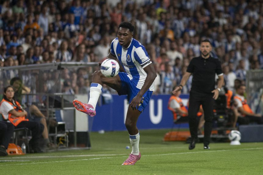 Samu está a controlar a bola durante o jogo com o Vitória de Guimarães, no Estádio do Dragão. Em segundo plano, à direita da fotografia, está Farioli, treinador dos dragões, a olhar para o avançado.