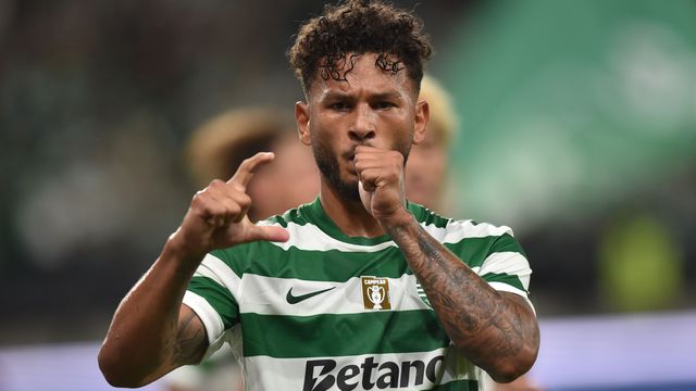 Suárez festeja o primeiro de dois golos marcados ao Arouca