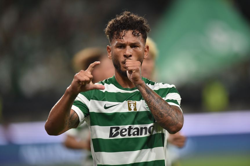 Suárez festeja o primeiro de dois golos marcados ao Arouca