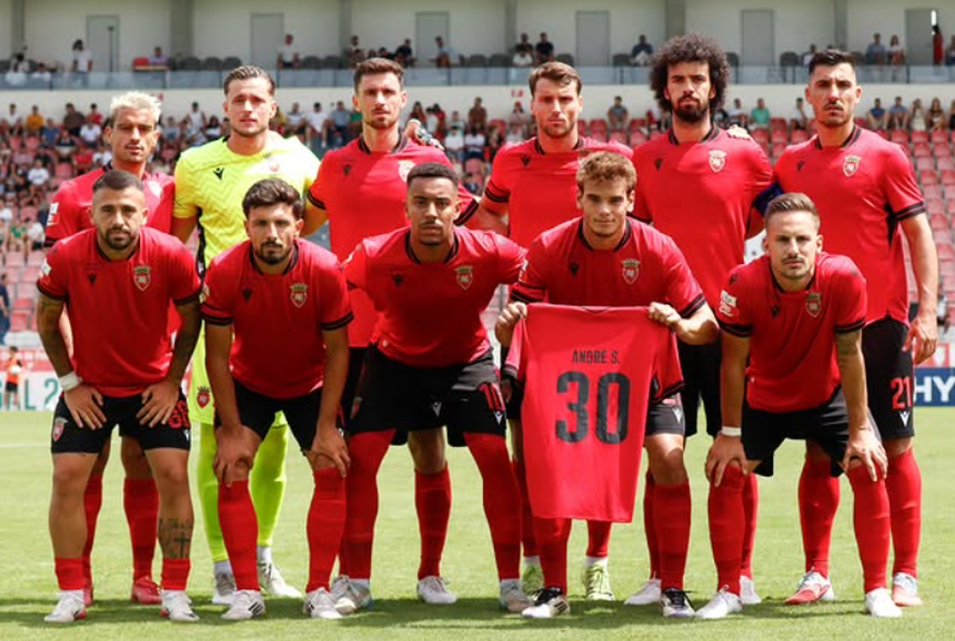 Equipa do Penafiel com camisola de André Silva. Foto Penafiel/X