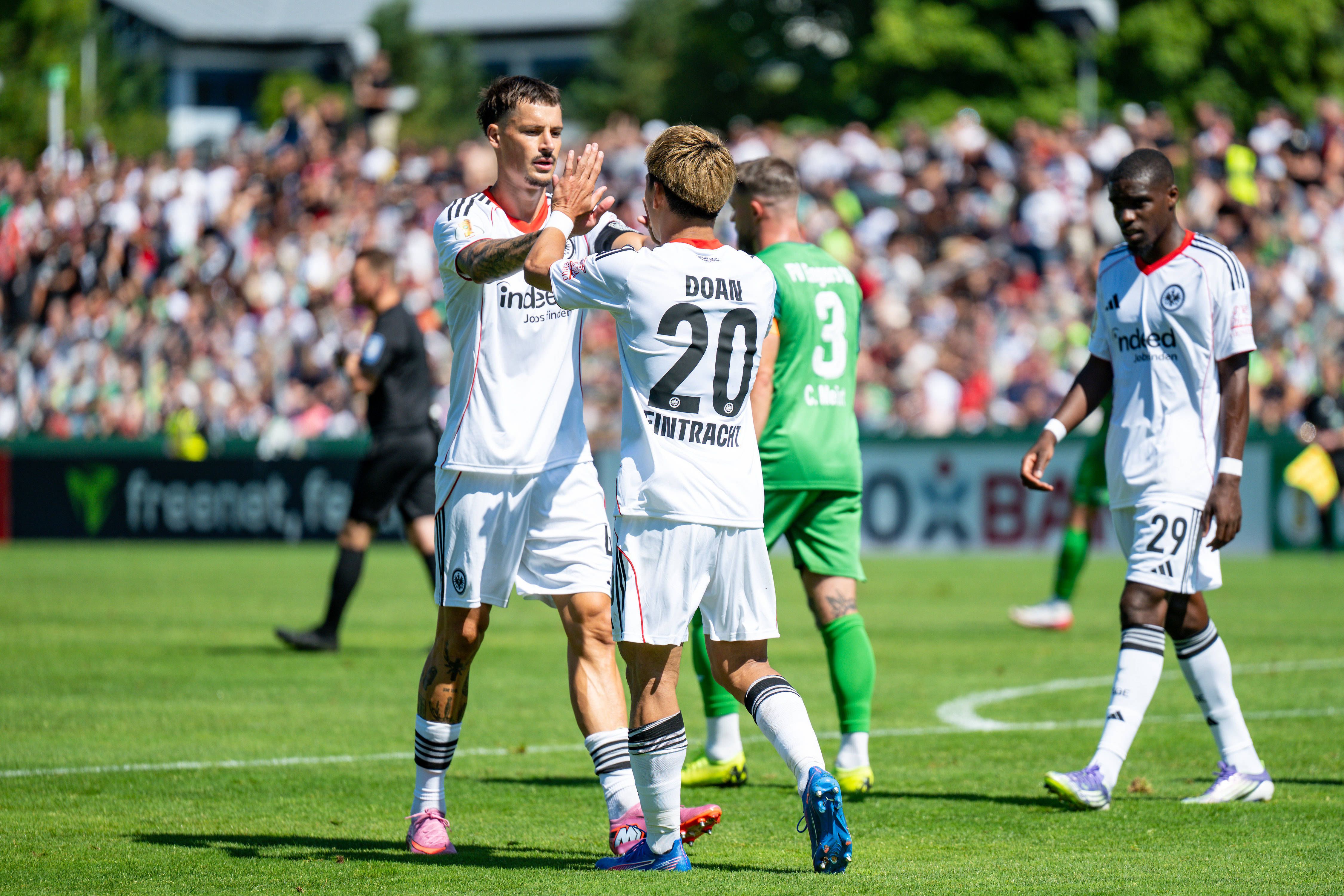 Ritsu Doan marcou dois golos na primeira vitória do Eintracht Frankfurt da época Foto: IMAGO