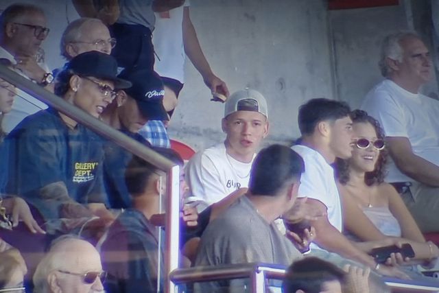 Plantel do Benfica em peso no Seixal para ver equipa B (fotos)