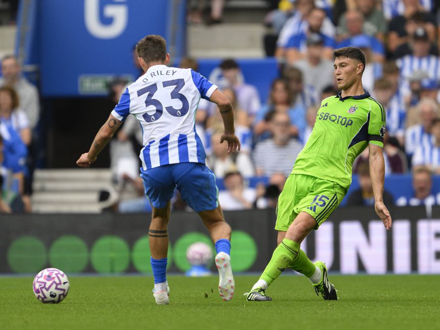 O'Riley e Jorge Cuenca durante o Brighton-Fulham