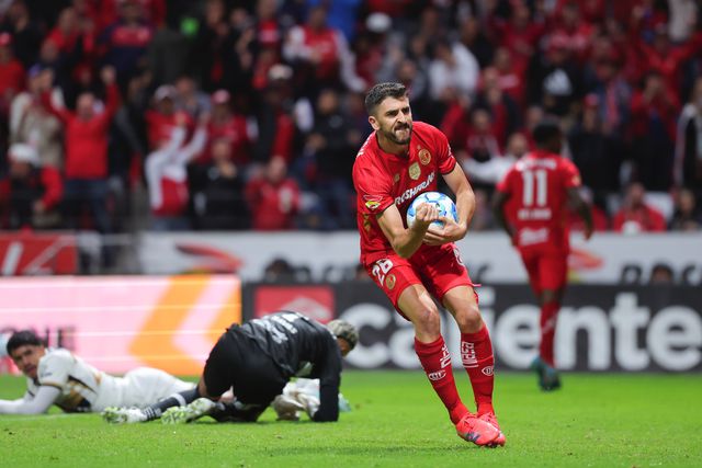 Paulinho em ação pelo Toluca