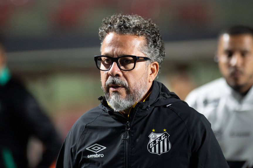 Santos despede Cleber Xavier após humilhação frente ao Vasco Foto: IMAGO