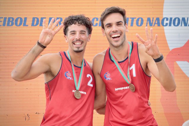 Pedrosa e Campos constroem tetra de areia