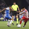 Thiago Almada tenta passar por Tyrhys Dolan, do Espanhol, em jogo da liga espanhola