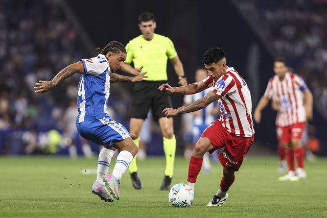 Thiago Almada tenta passar por Tyrhys Dolan, do Espanhol, em jogo da liga espanhola
