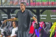 Bruno Lage sofreu muito junto ao banco de suplentes no jogo com o E. Amadora. Só no final pôde festejar efusivamente com os adeptos