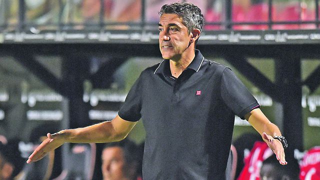 Bruno Lage sofreu muito junto ao banco de suplentes no jogo com o E. Amadora. Só no final pôde festejar efusivamente com os adeptos