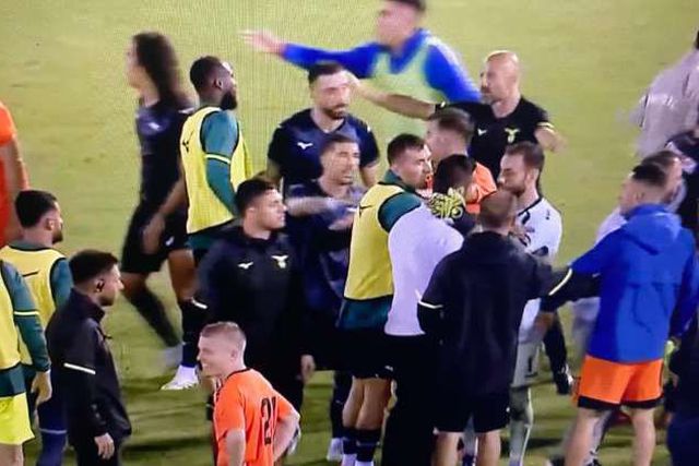 Vídeo: confusão e caos no pouco amigável Lazio-Atromitos