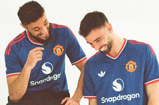 Bruno Fernandes foi uma das caras da apresentação da camisola alternativa do Manchester United - Foto: Manchester United