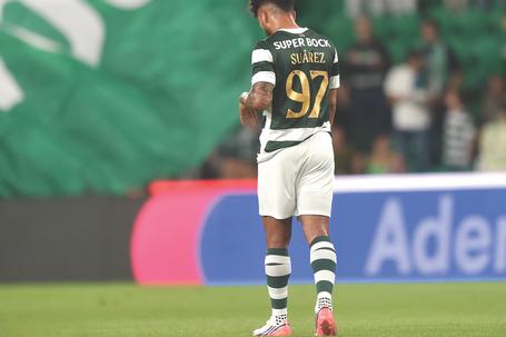 Suárez vai a tempo de arrepiar caminho. Foto Miguel Nunes