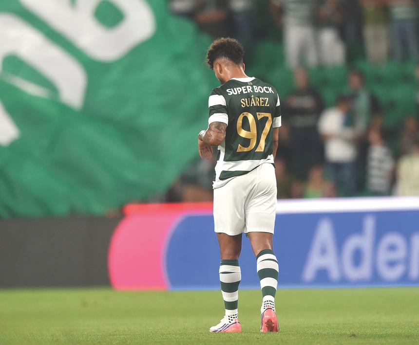 Suárez vai a tempo de arrepiar caminho. Foto Miguel Nunes