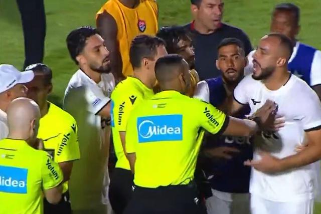 Discussão entre Arthur Cabral e Jair Ventura