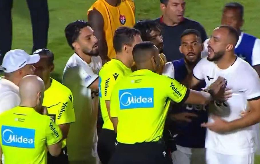 Discussão entre Arthur Cabral e Jair Ventura