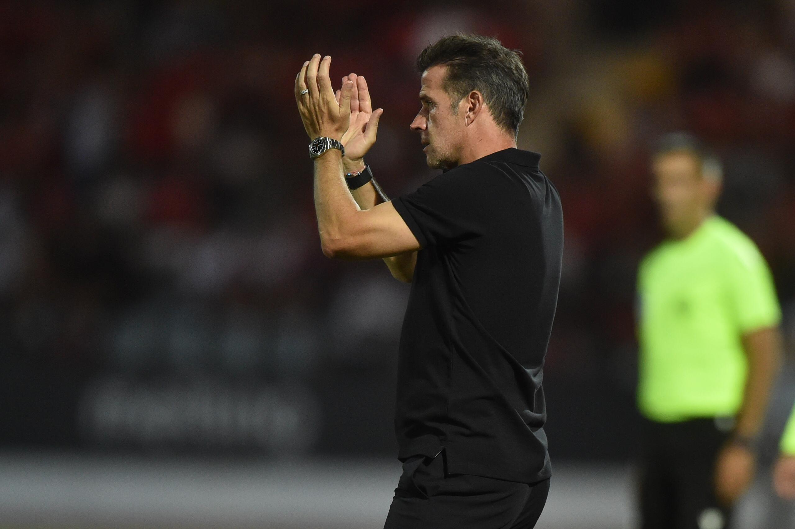 Marco Silva aplaude jogadores no banco do Benfica - Foto: Miguel Nunes