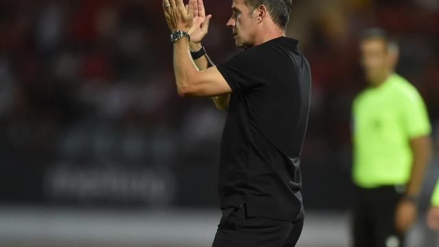 Marco Silva aplaude jogadores no banco do Benfica - Foto: Miguel Nunes