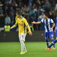 O capitão Maicon (FC Porto) abandonou o campo, depois de ter cometido um erro grosseiro no 2-1 do Arouca - Foto: A BOLA