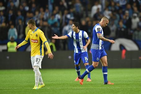 O capitão Maicon (FC Porto) abandonou o campo, depois de ter cometido um erro grosseiro no 2-1 do Arouca - Foto: A BOLA