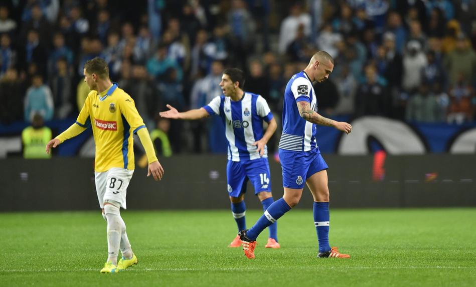 O capitão Maicon (FC Porto) abandonou o campo, depois de ter cometido um erro grosseiro no 2-1 do Arouca - Foto: A BOLA