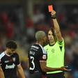João Pinheiro mostra cartão vermelho a Khaly aos 90+2 minutos