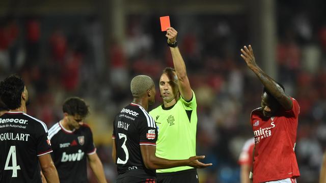 João Pinheiro mostra cartão amarelo a Khaly aos 90+2 minutos — Foto: Miguel Nunes