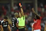 João Pinheiro mostra cartão amarelo a Khaly aos 90+2 minutos — Foto: Miguel Nunes