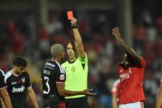 João Pinheiro mostra cartão amarelo a Khaly aos 90+2 minutos — Foto: Miguel Nunes