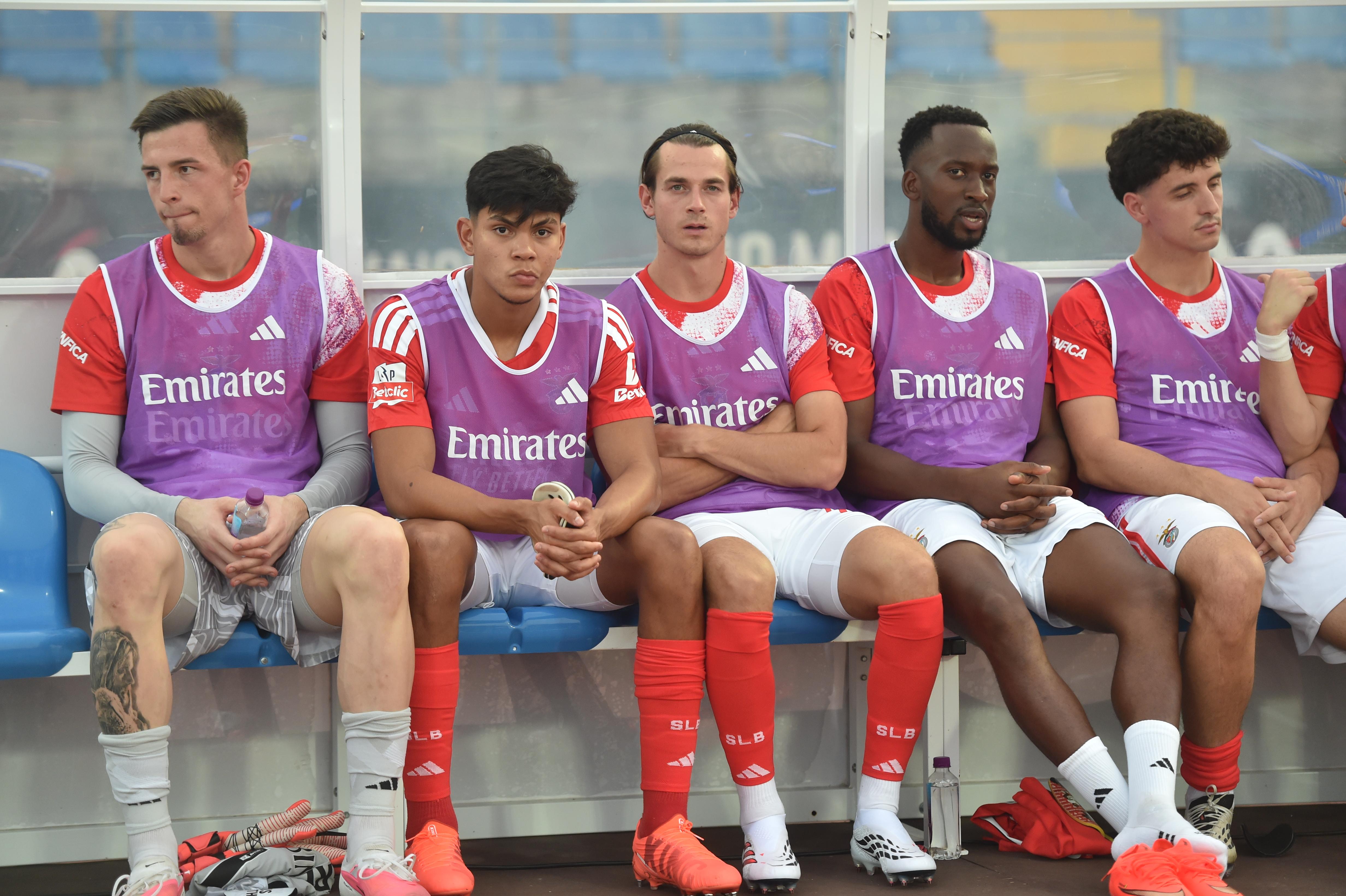 Os jogadores que ficaram no banco no jogo do Benfica com o Casa Pia - Foto: Miguel