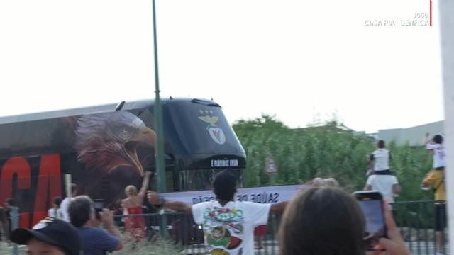 Apoio encarnado na chegada do Benfica a Rio Maior