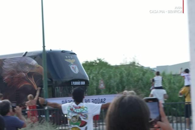 Apoio encarnado na chegada do Benfica a Rio Maior