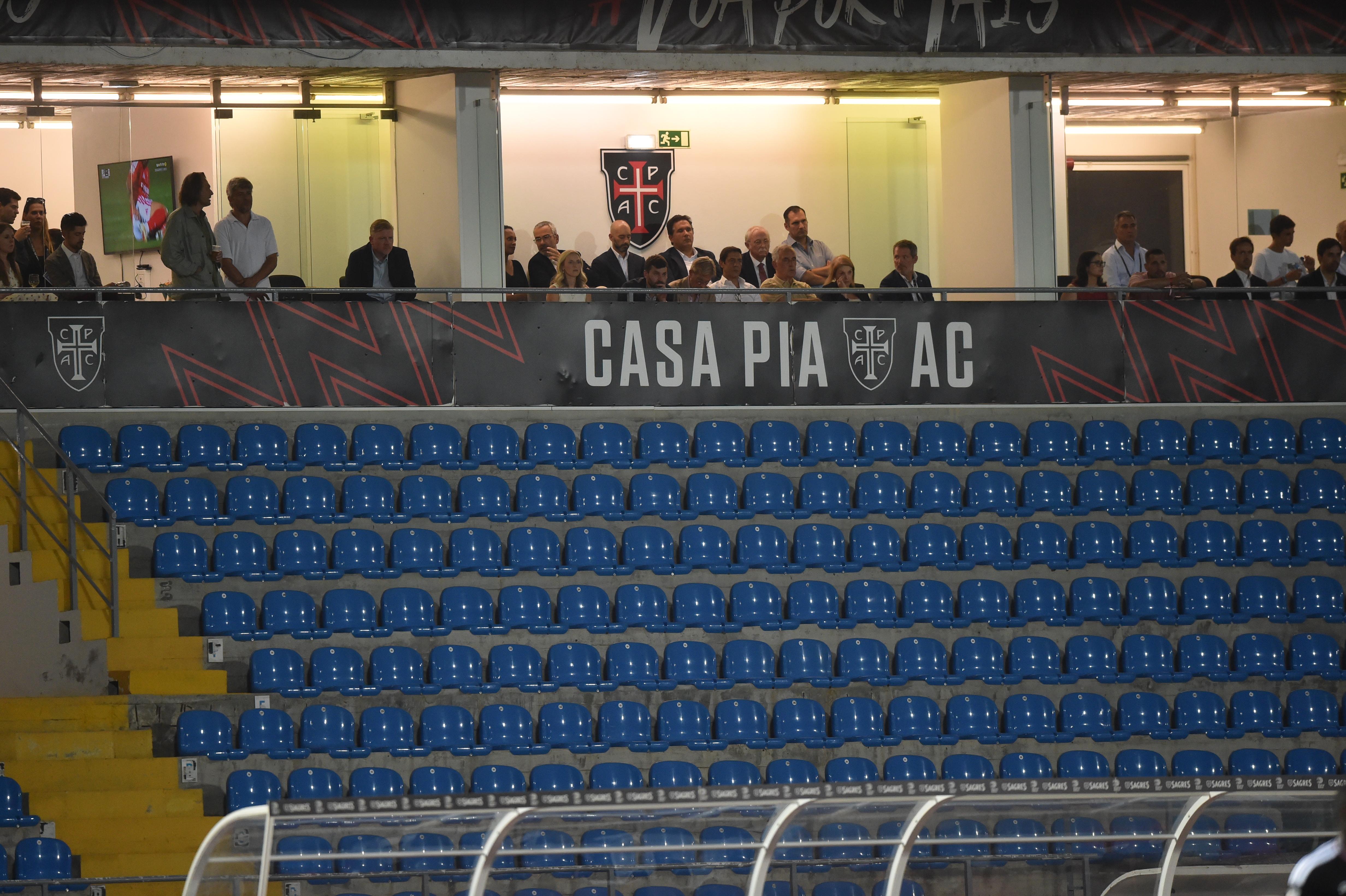 A bancada dos sócios do Casa Pia foi fechada por castigo no jogo com o Benfica - Foto: Miguel Nunes
