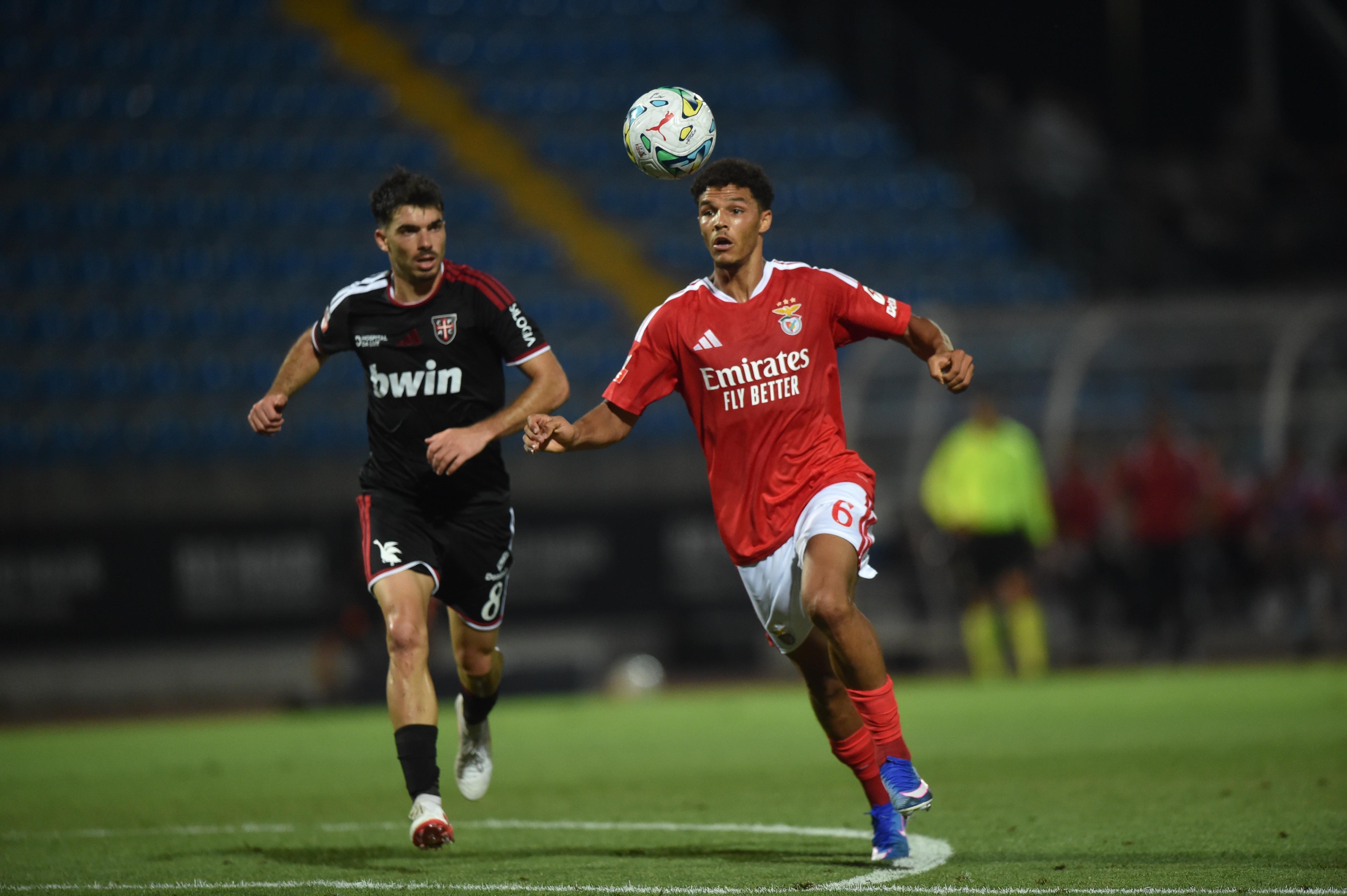 Alexander Bah em ação no jogo com o Casa Pia, perante o olhar de Gabi - Foto: Miguel Nunes