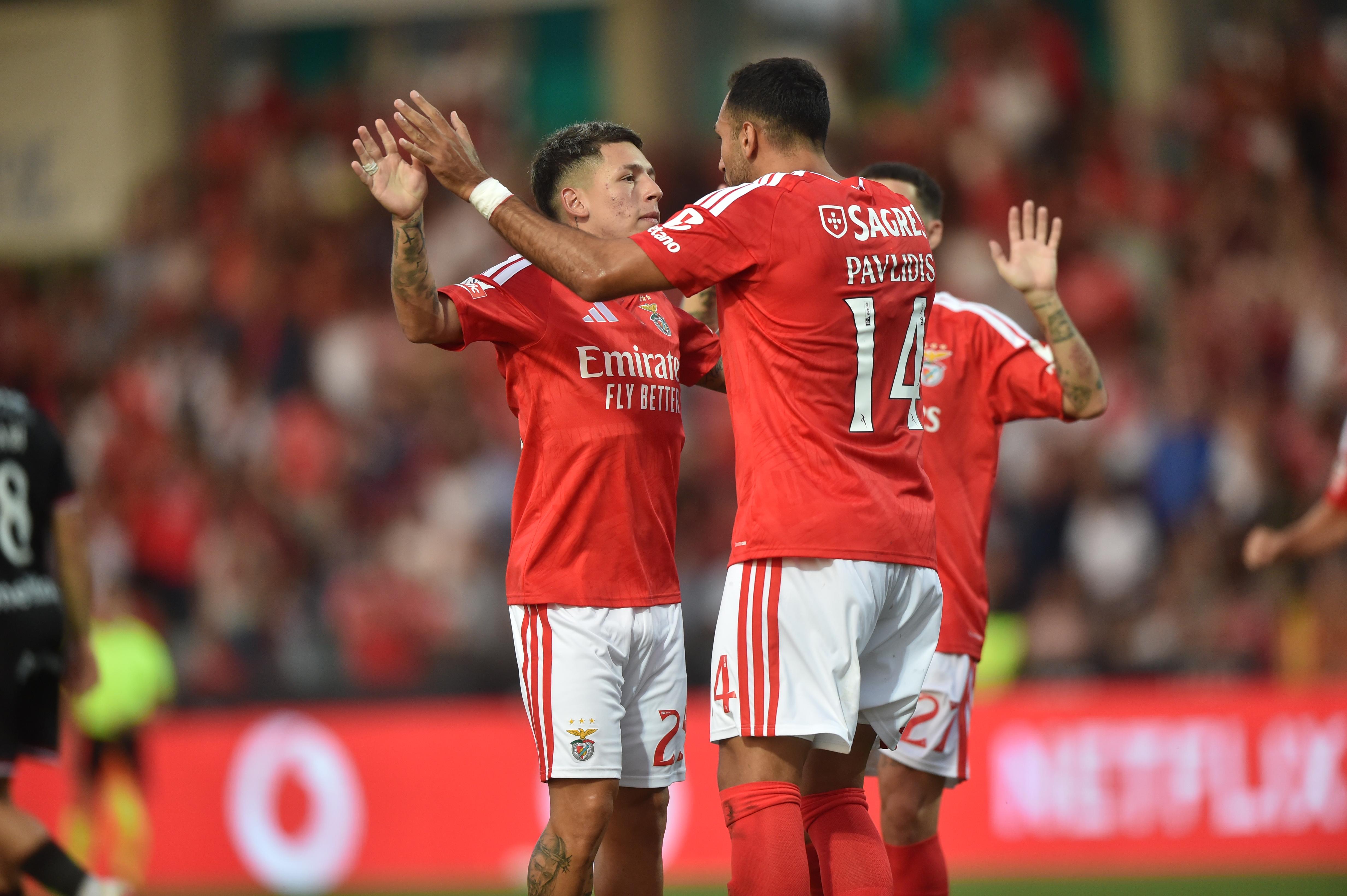 Pavlidis festeja com Prestianni um dos golos que marcou frente ao Casa Pia - Foto: Miguel Nunes