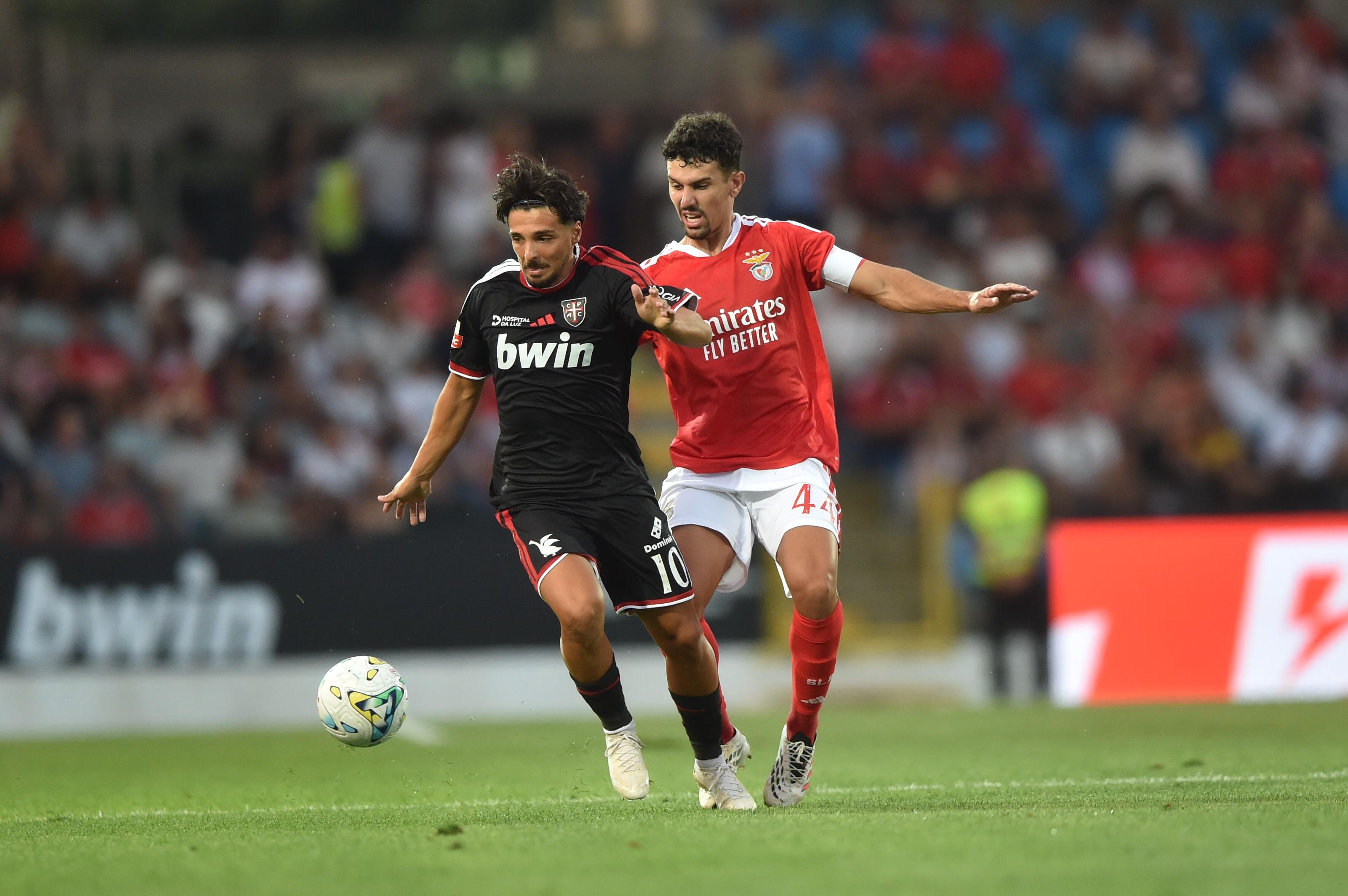 Tomás Araújo pressiona Rochinha no jogo entre o Benfica e o Casa Pia - Foto: Miguel