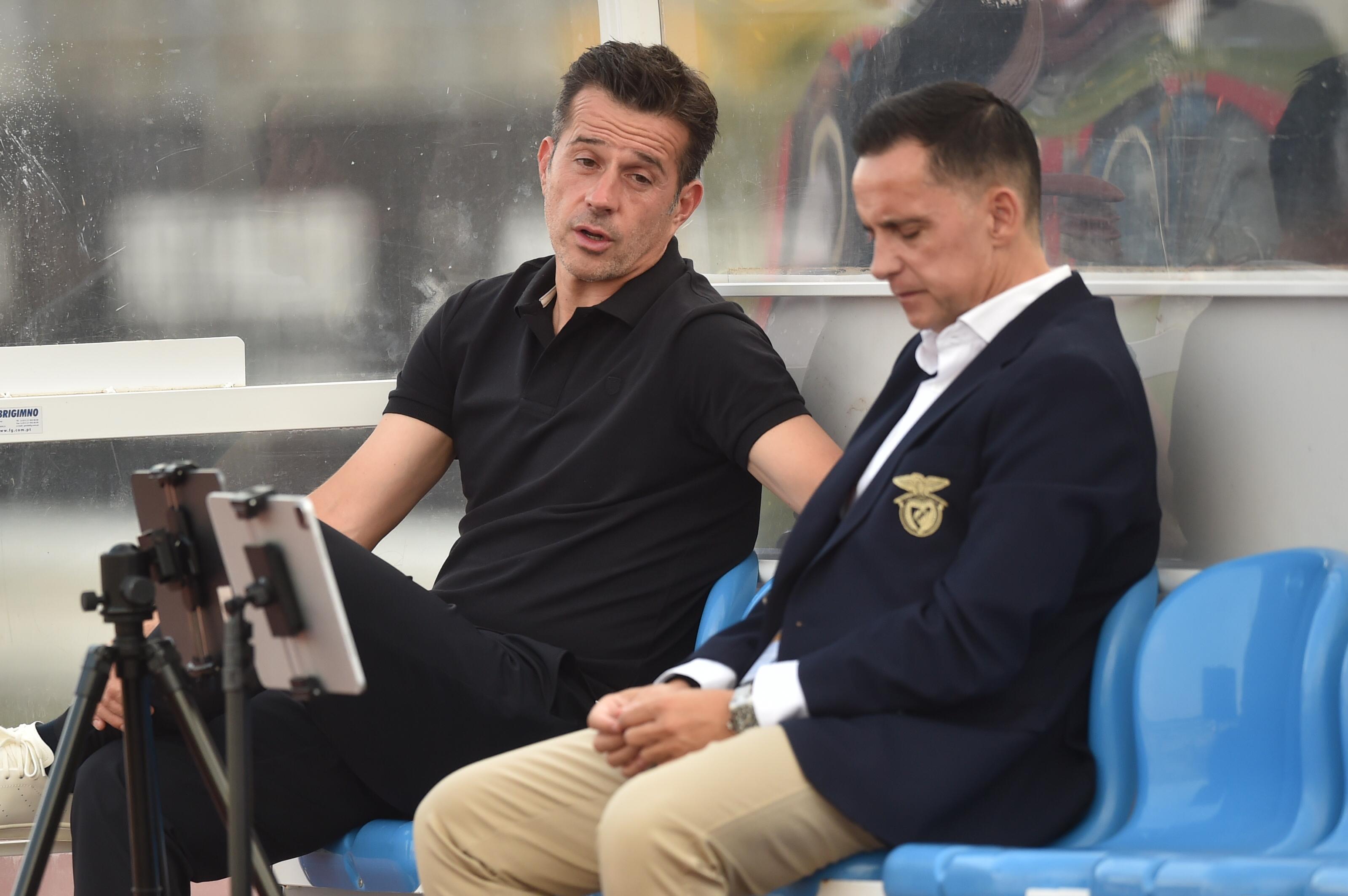 Marco Silva conversa com Mário Branco no banco do Benfica - Foto: Miguel Nunes