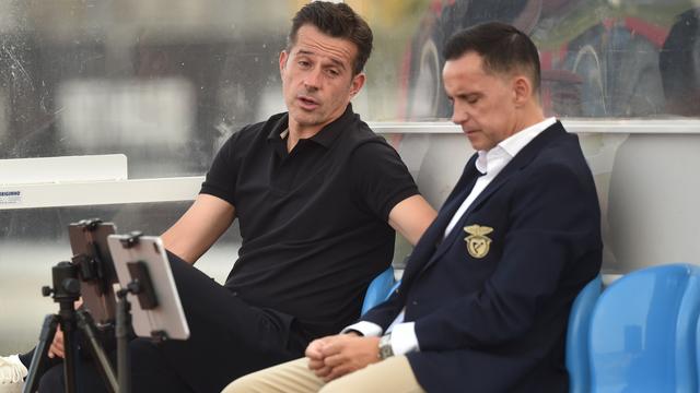 Marco Silva conversa com Mário Branco no banco do Benfica - Foto: Miguel Nunes