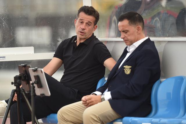 Marco Silva conversa com Mário Branco no banco do Benfica - Foto: Miguel Nunes