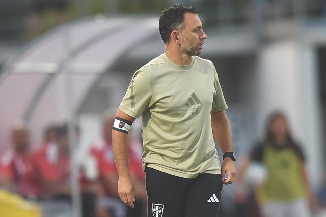 Filipe Coelho, treinador do Casa Pia, na primeira parte do jogo com o Benfica em Rio Maior