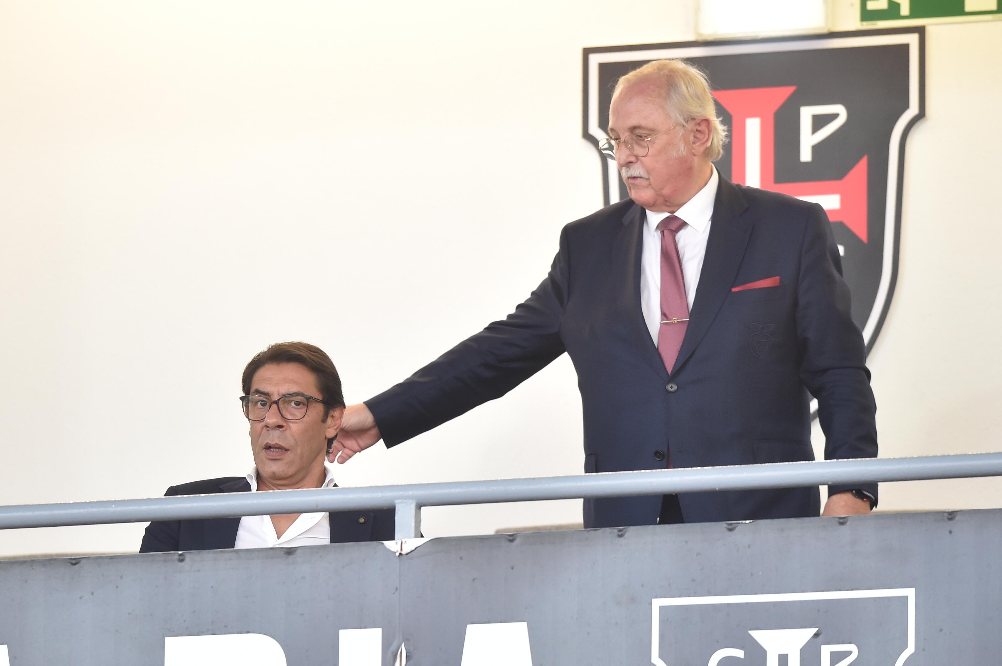 Rui Costa e Domingos Almeida Lima a assistir ao jogo do Benfica com o Casa Pia - Foto: Miguel Nunes