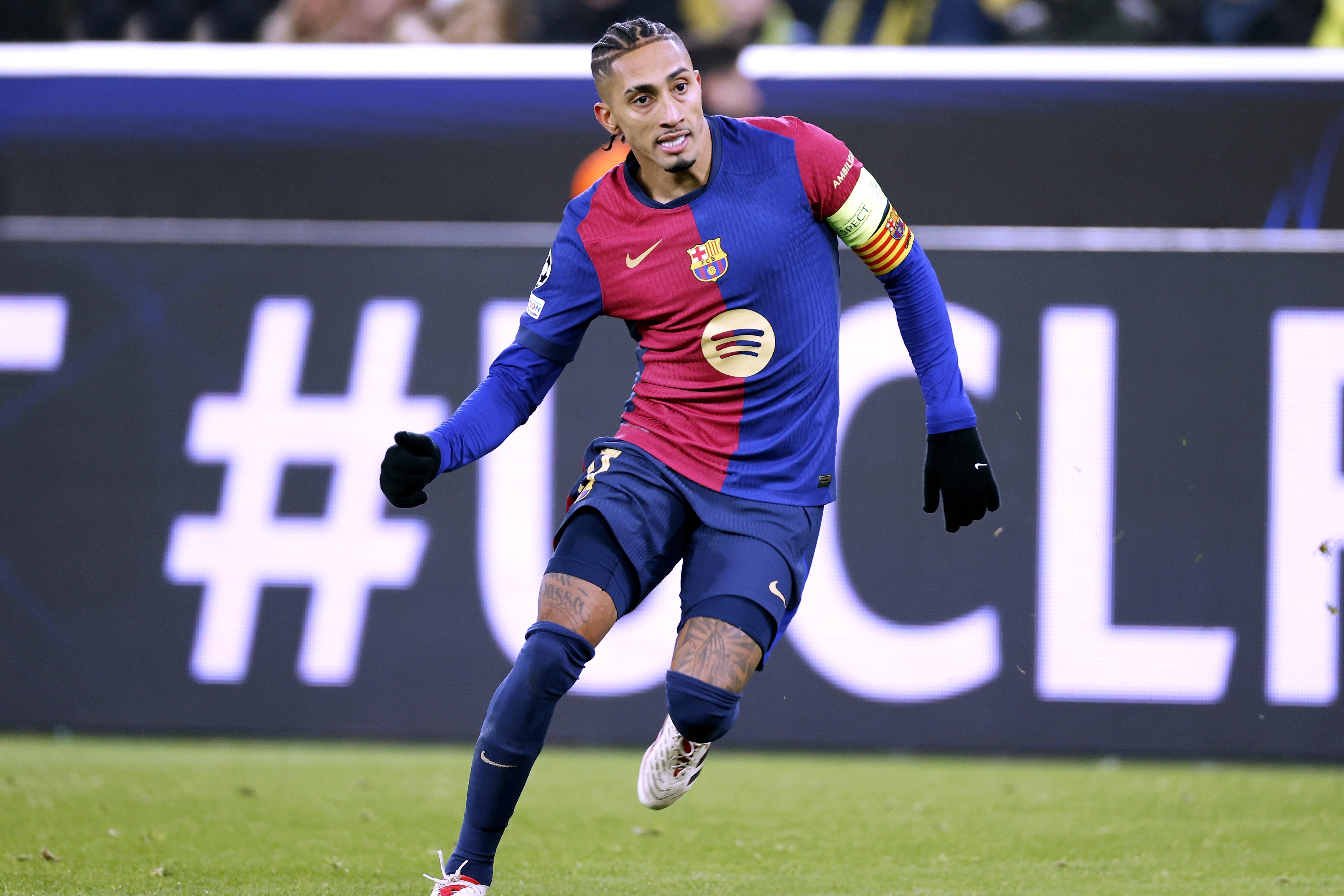 Raphinha com a braçadeira de capitão, sem Ter Stegen, Ronald Araújo e De Jong em campo