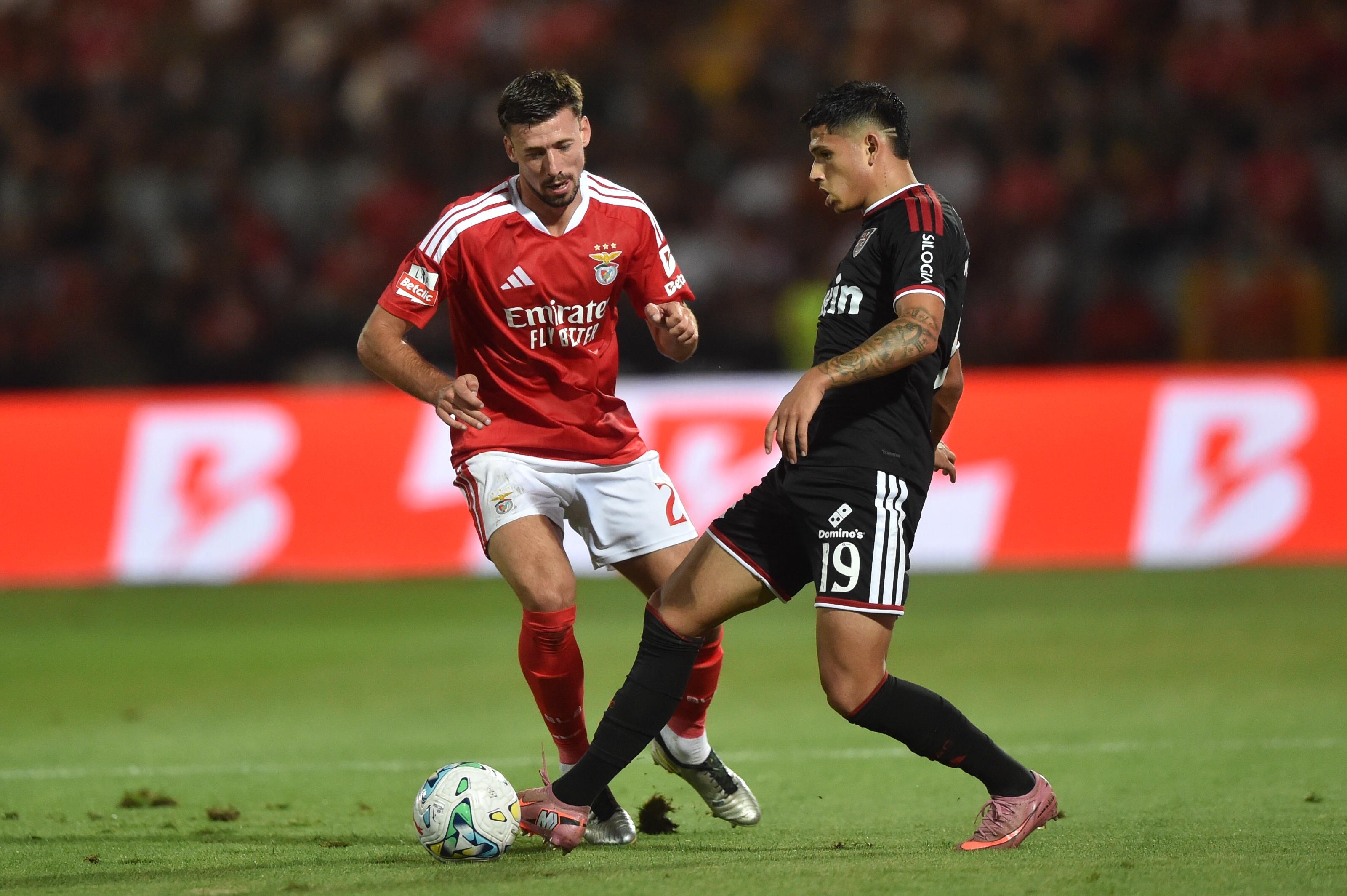 Lenglet pressiona Kevin Prieto no jogo entre o Casa Pia e o Benfica - Foto: Miguel Nunes
