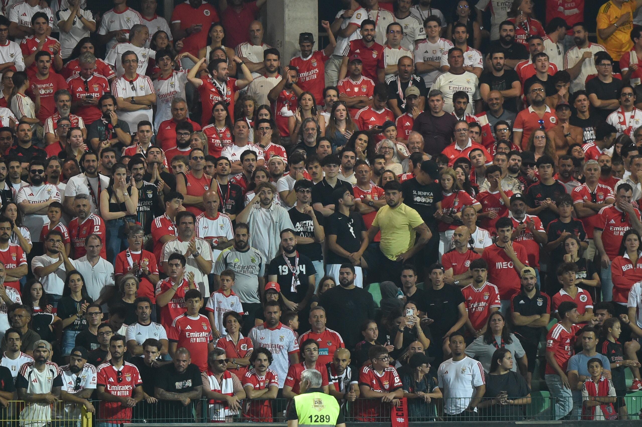 Adeptos do Benfica no jogo com o Casa Pia - Foto: Miguel Nunes