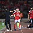 Marco Silva cumprimenta Sudakov depois de o substituir - Miguel Nunes