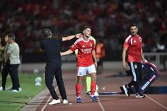Marco Silva cumprimenta Sudakov depois de o substituir - Miguel Nunes