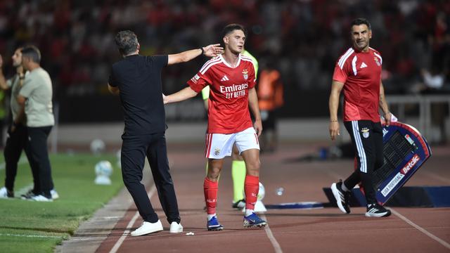 Marco Silva cumprimenta Sudakov depois de o substituir - Miguel Nunes